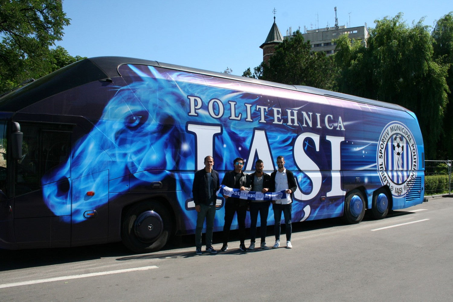 Trei portughezi semnează astăzi