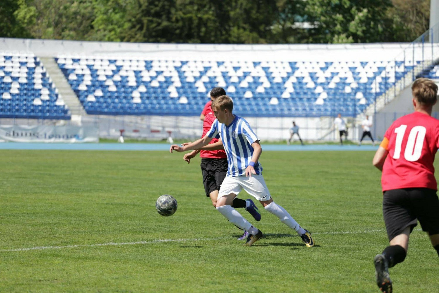 Triplu derby local, Poli - LPS, la juniori
